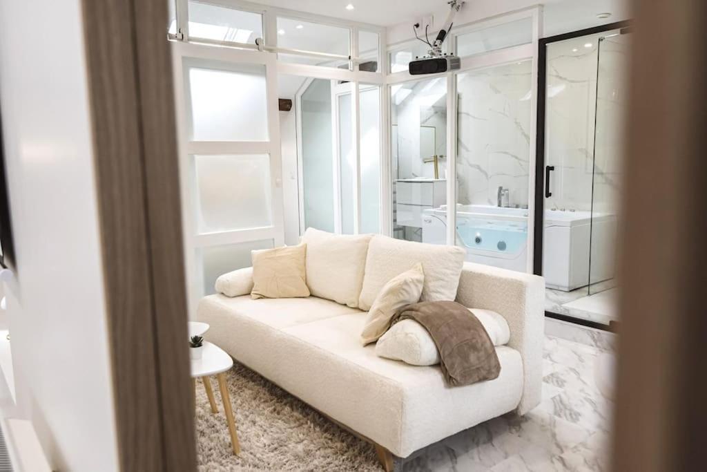 Oasis Chic - Spa Prive & Cinema Ρενς Εξωτερικό φωτογραφία